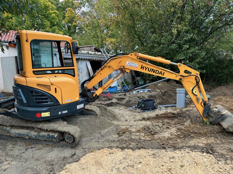 Mise en place et pose uniquement d'une microstation avec mini pelle de 3,5T et chauffeur à Castelnau et alentours 