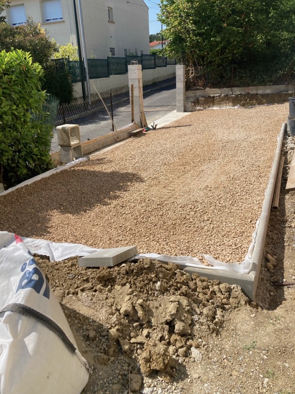 terrassement d'une allée d'une villa en caillou 0,20 en calcaire sur Castelmaurou dans le Nord de Toulouse