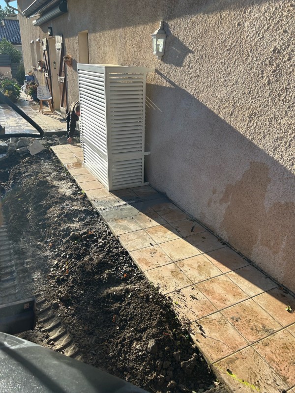 Mini pelle avec chauffeur pour démolition d'un chemin béton existant avec évacuation des déchets à Balma proche de Toulouse