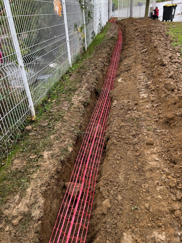 Création réseau électrique pour alimenter un portail électrique avec un câble gainé, filet avertisseur avec mini pelle et chauffeur à Colomiers