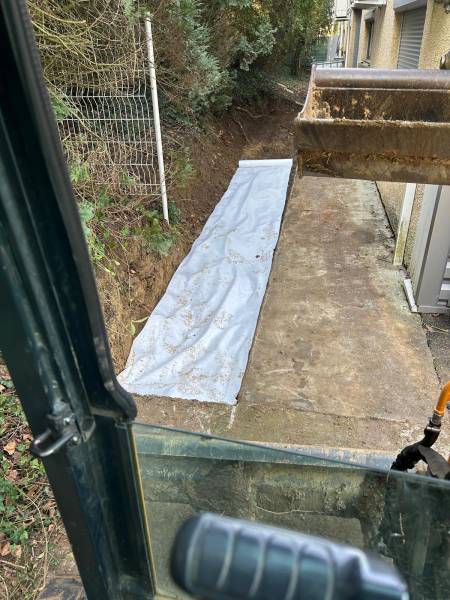 Terrassement mini pelle à Toulouse pour extension de trottoir d'une maison 