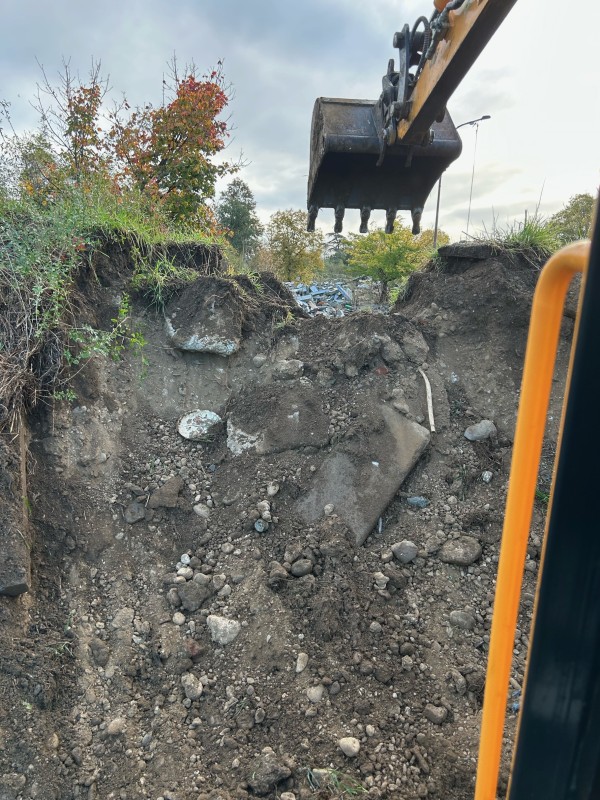 Artisan spécialiste pour tout travaux de terrassement à Toulouse réouverture d'un accès sécurisé par un merlon et enrochement  