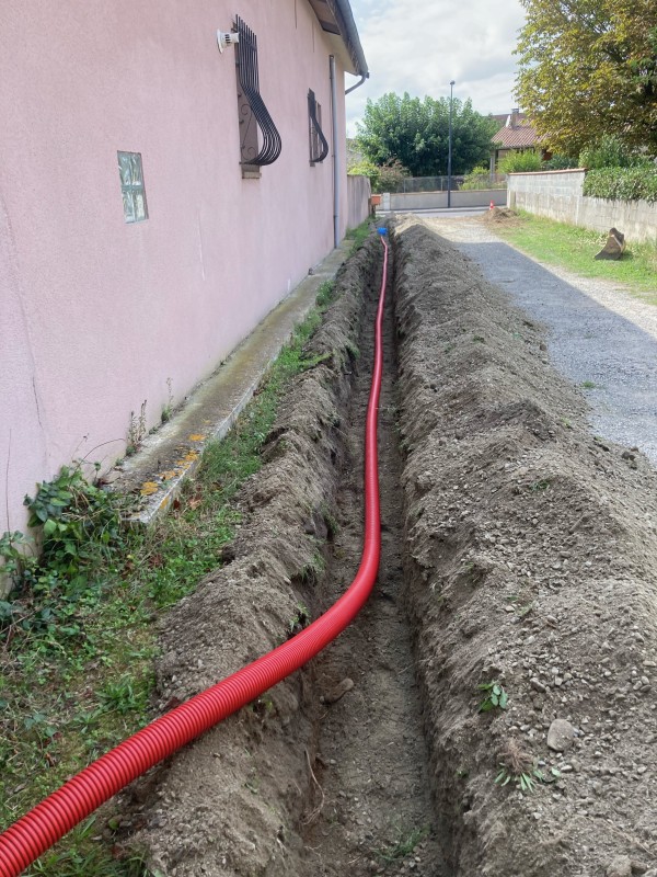 Travaux de terrassement à Launaguet avec remplacement tuyau d’eau, remblaiement sécurisé et recréation chemin existant identique